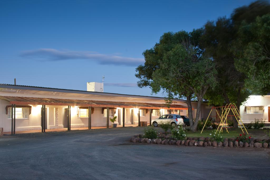 Wagon Wheel Country Lodge Beaufort West Exterior foto